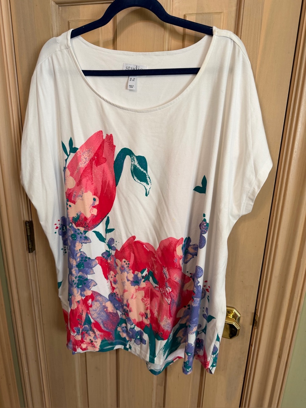 Studio Denim & co. White Scoop Neck Tee with Pink and Purple Floral Print Sz 3X